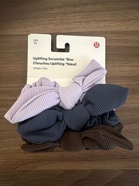 Lululemon Uplifting Bow Scrunchie 3 Pack
Dark Coffee/Shale Blue/Lilac Ether